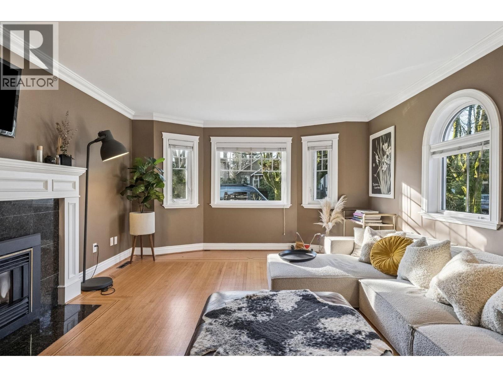 2819 W 13th Avenue, Vancouver, British Columbia  V6K 2T6 - Photo 2 - R3117460