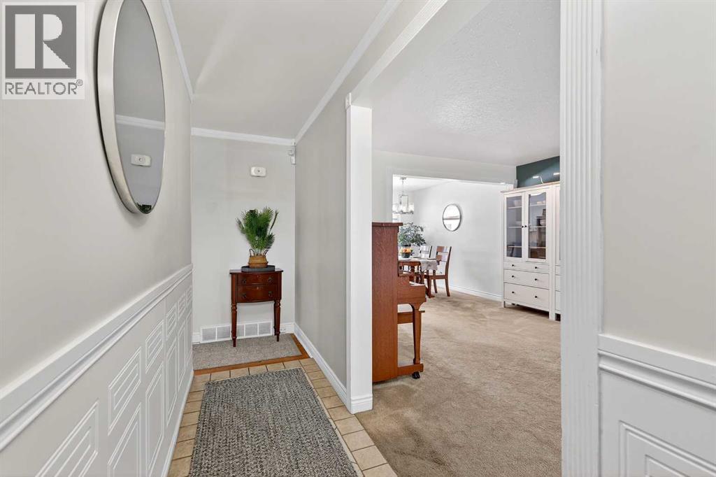 33 Warwick Drive Sw, Calgary, Alberta  T3C 2R5 - Photo 6 - A2297421