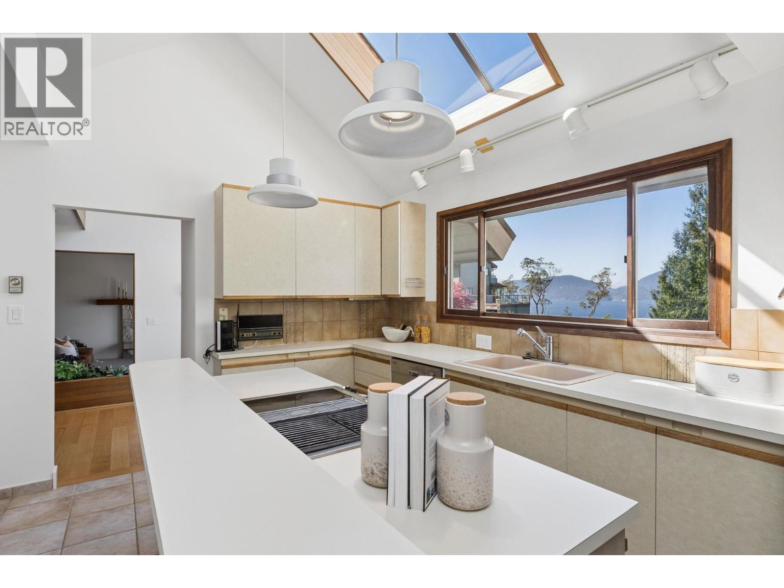 8570 Ansell Place, West Vancouver, British Columbia  V7W 2W3 - Photo 13 - R3117394