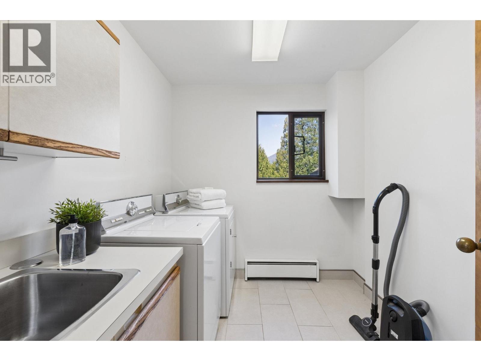 8570 Ansell Place, West Vancouver, British Columbia  V7W 2W3 - Photo 35 - R3117394