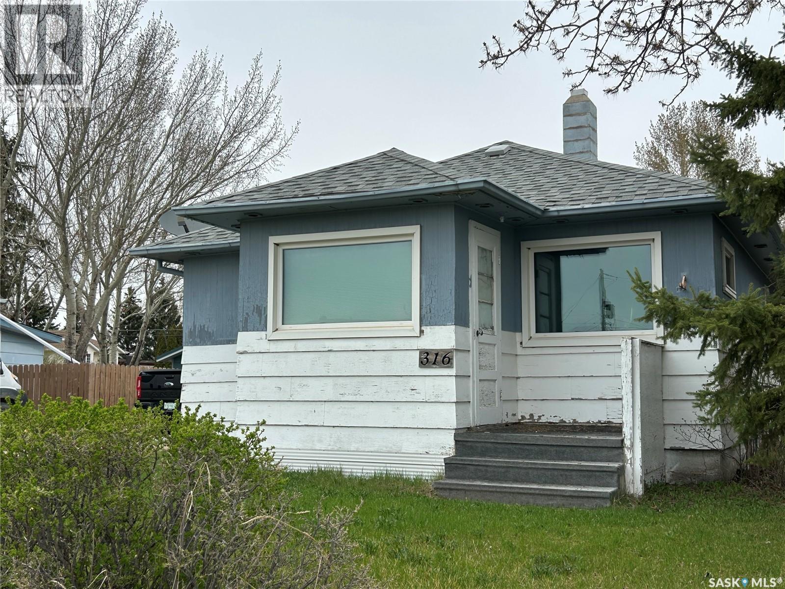 316 4th Avenue W, Watrous, Saskatchewan  S0K 4T0 - Photo 1 - SK034145