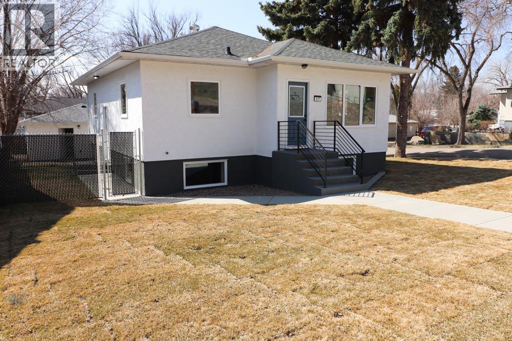 377 4 Street NW, Medicine Hat, Alberta  T1A 6M7 - Photo 2 - A2302835