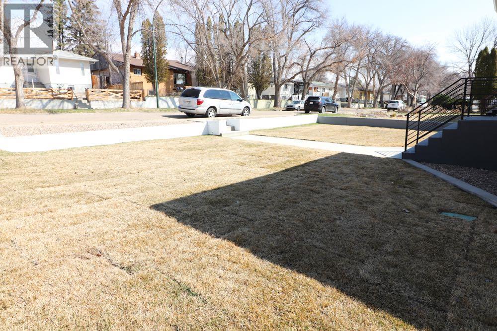 377 4 Street NW, Medicine Hat, Alberta  T1A 6M7 - Photo 4 - A2302835