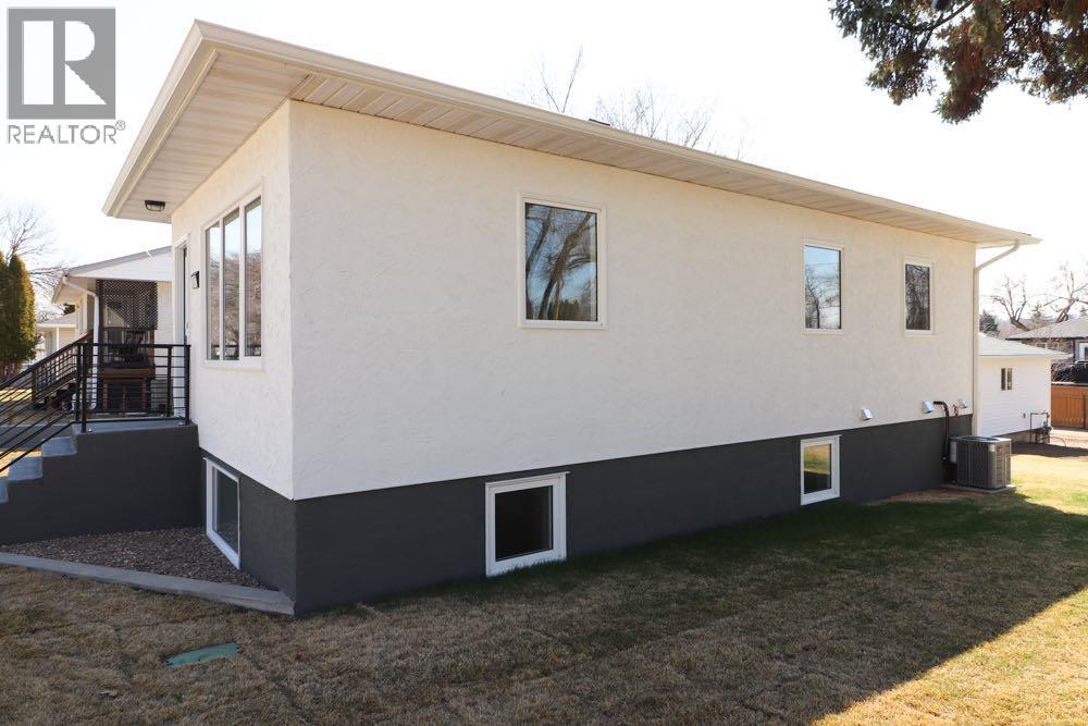 377 4 Street NW, Medicine Hat, Alberta  T1A 6M7 - Photo 5 - A2302835