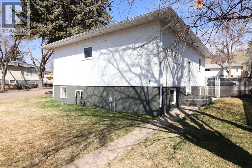 377 4 Street NW, Medicine Hat, Alberta  T1A 6M7 - Photo 43 - A2302835