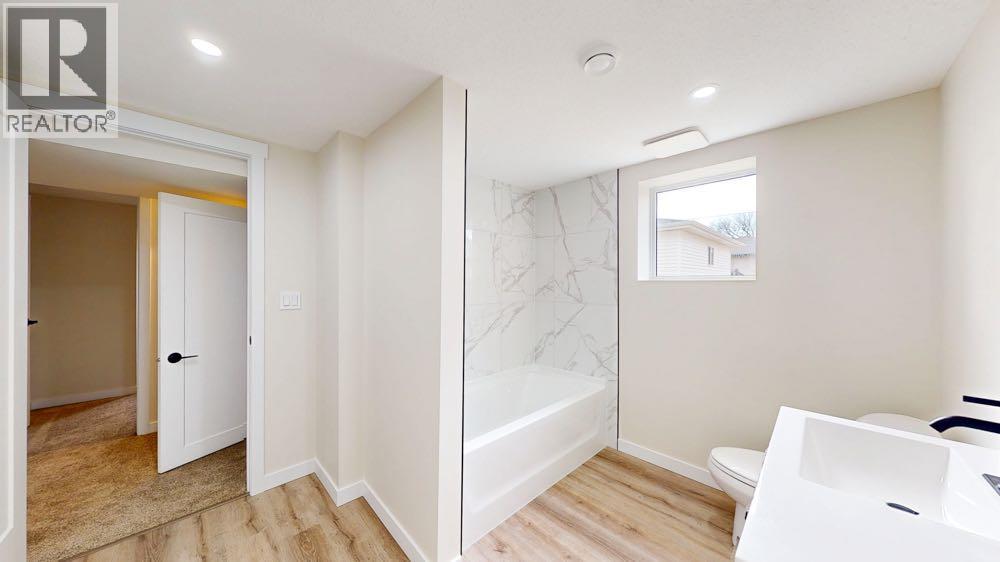 377 4 Street NW, Medicine Hat, Alberta  T1A 6M7 - Photo 41 - A2302835