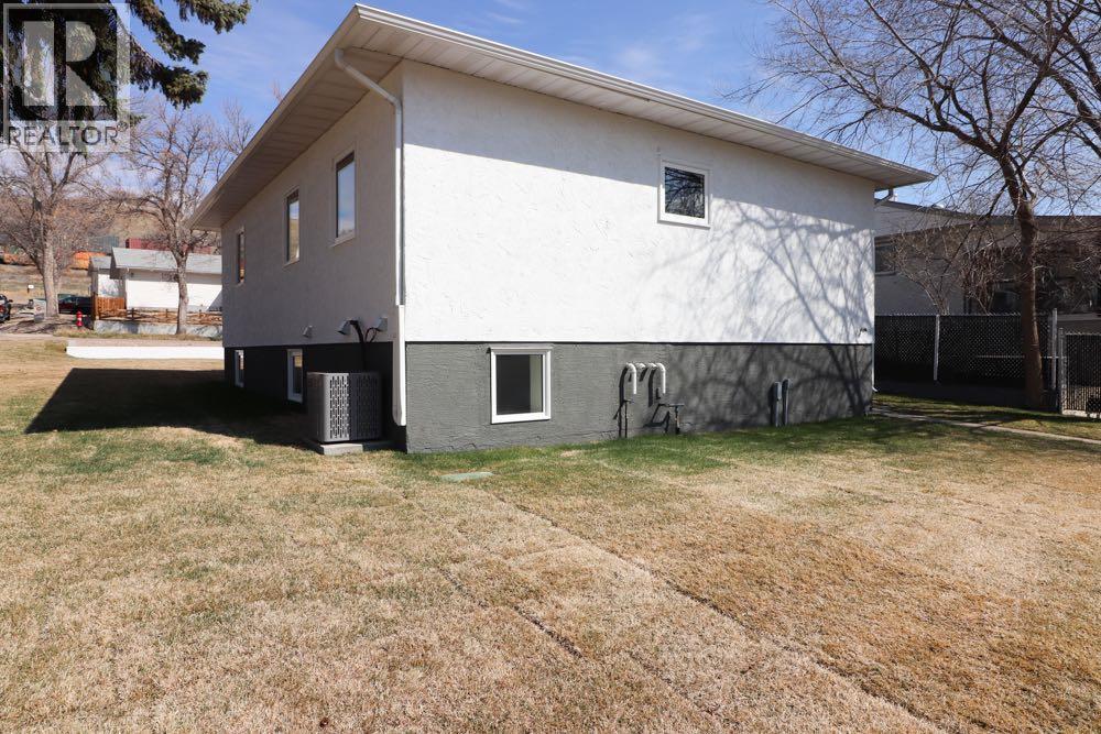 377 4 Street NW, Medicine Hat, Alberta  T1A 6M7 - Photo 44 - A2302835
