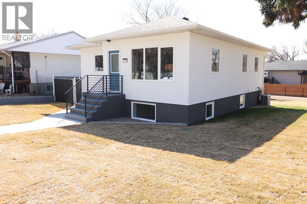 377 4 Street NW, Medicine Hat, Alberta  T1A 6M7 - Photo 3 - A2302835