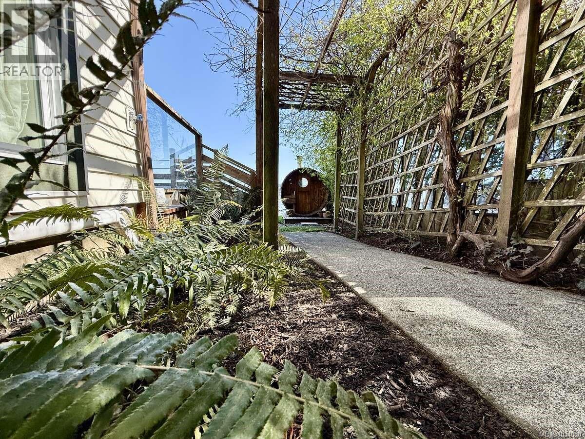 5696 Island Hwy S, Union Bay, British Columbia  V0R 3B0 - Photo 44 - 1034000