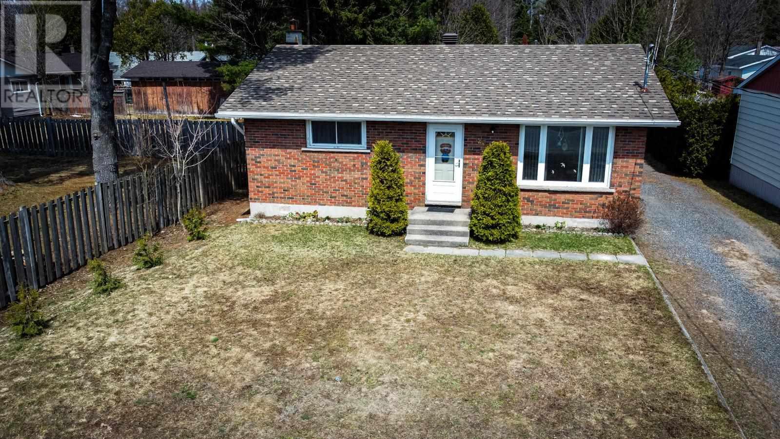 20 Lawson Ave, Sault Ste. Marie, Ontario  P6B 4E9 - Photo 4 - SM260810