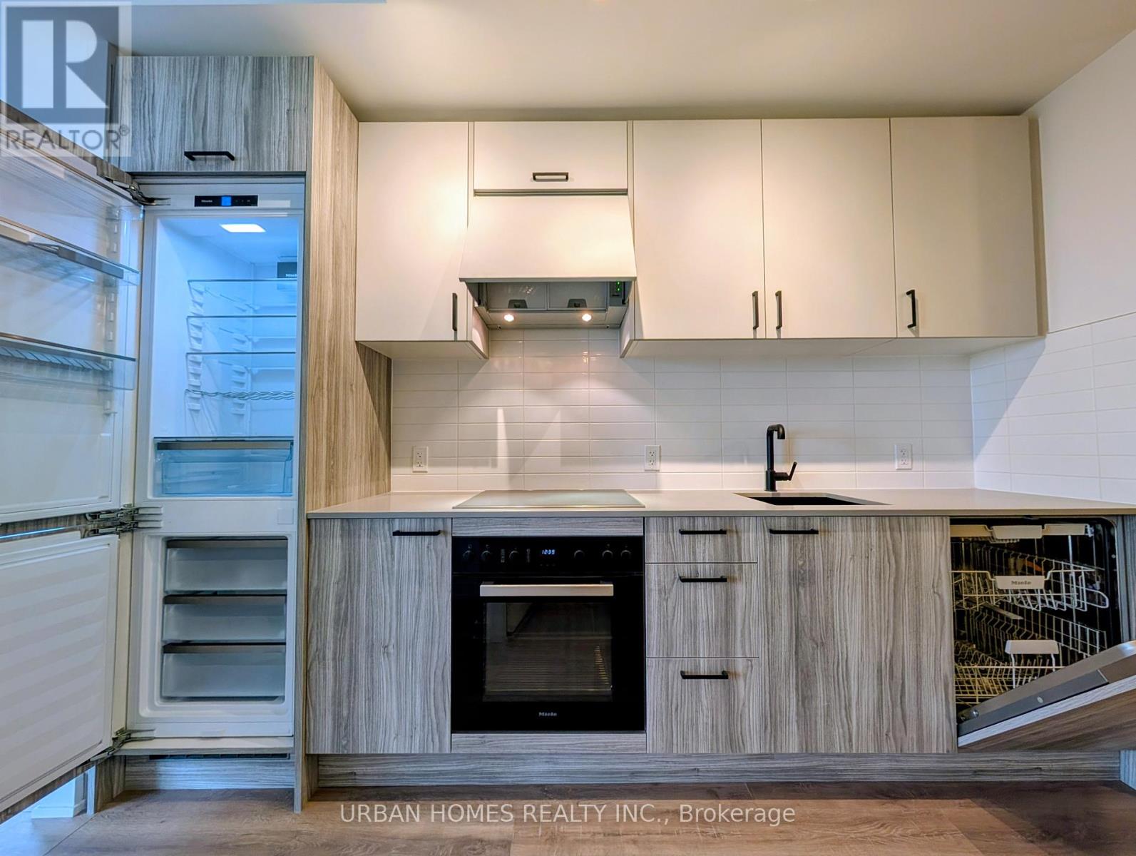 1901 - 5 Quarrington Lane, Toronto, Ontario  M3C 0S4 - Photo 3 - C13059946