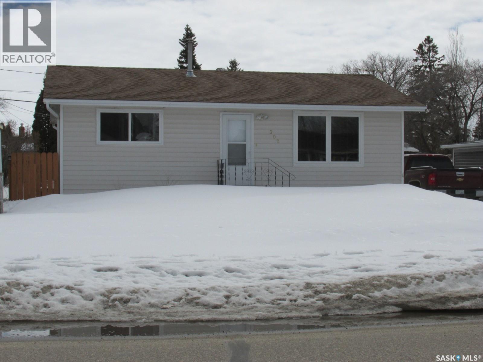 302 7th Avenue W, Nipawin, Saskatchewan  S0E 1E0 - Photo 1 - SK034271