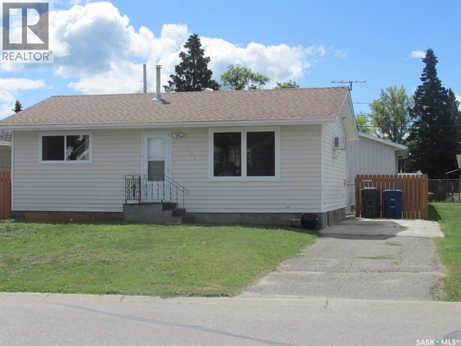 302 7th Avenue W, Nipawin, Saskatchewan  S0E 1E0 - Photo 2 - SK034271