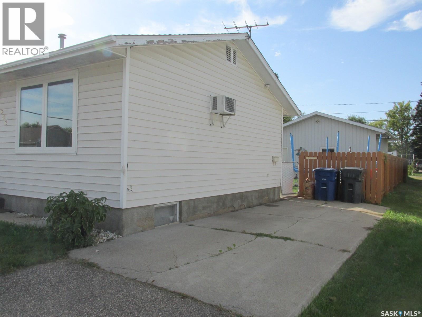 302 7th Avenue W, Nipawin, Saskatchewan  S0E 1E0 - Photo 4 - SK034271