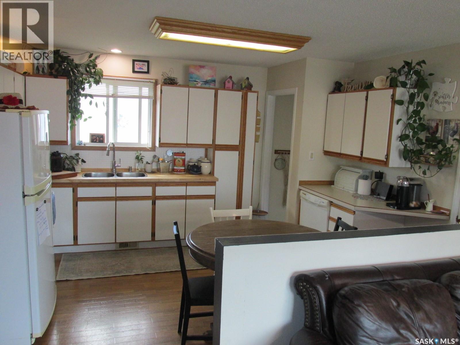 302 7th Avenue W, Nipawin, Saskatchewan  S0E 1E0 - Photo 8 - SK034271