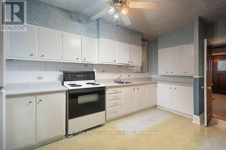 316 Durie Street, Toronto, Ontario  M6S 3G3 - Photo 8 - W13059920