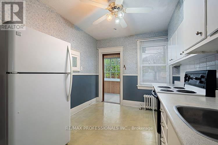 316 Durie Street, Toronto, Ontario  M6S 3G3 - Photo 9 - W13059920