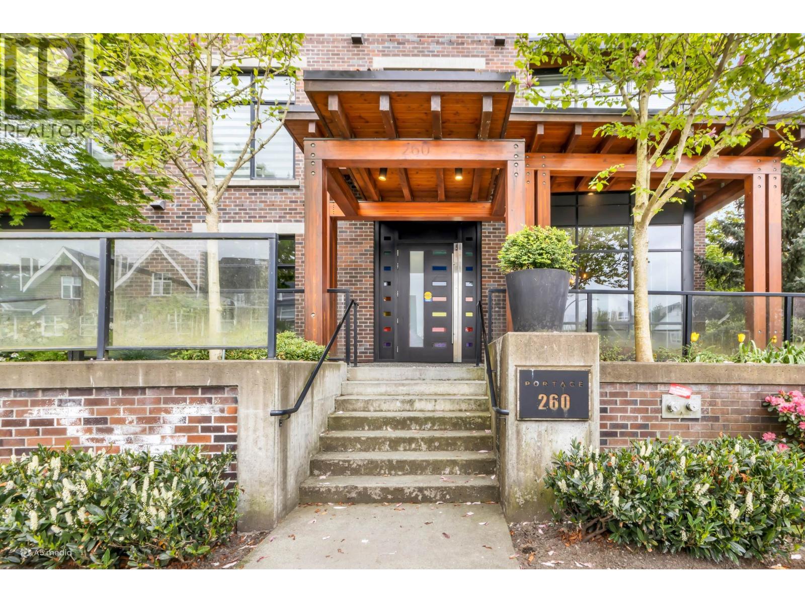 102 260 Salter Street, New Westminster, British Columbia  V3M 0J4 - Photo 2 - R3117315