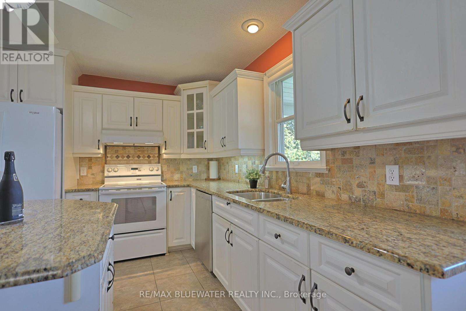 9873 Leonard Street, Lambton Shores (Grand Bend), Ontario  N0M 1T0 - Photo 21 - X13060128