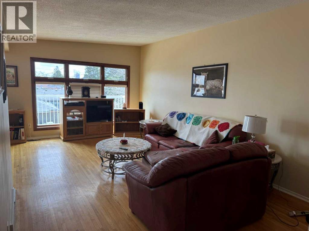 201 Holland Street Nw, Calgary, Alberta  T2K 2E9 - Photo 5 - A2305333