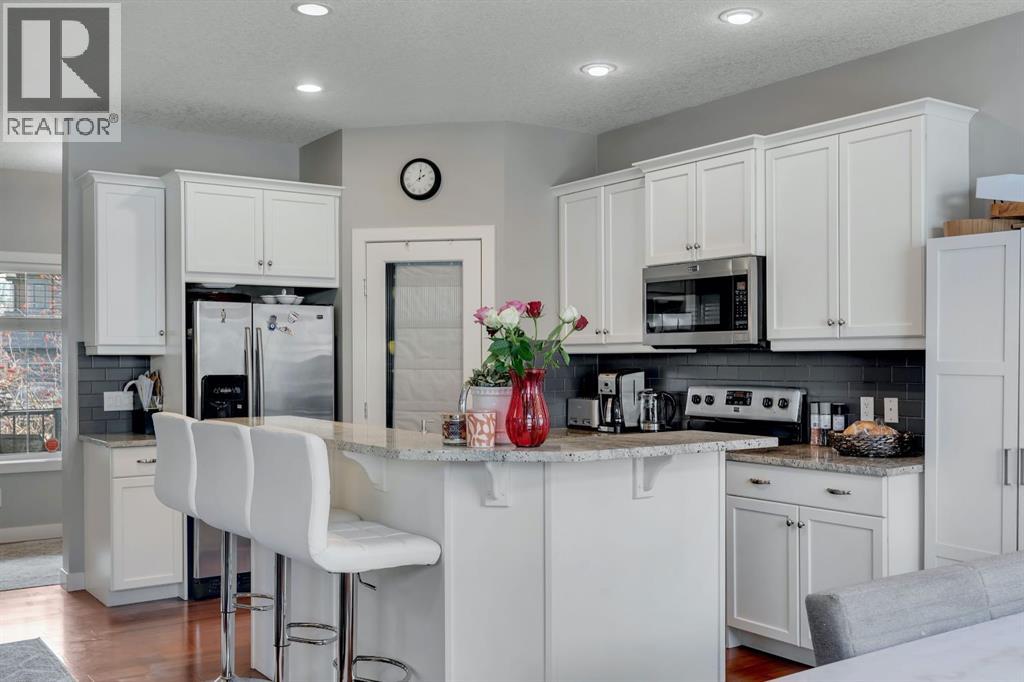 52 West Coach Court Sw, Calgary, Alberta  T3H 0N1 - Photo 7 - A2306351