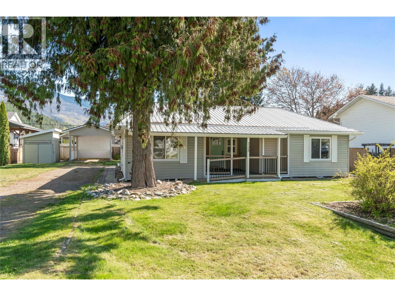 725 Conn Street, Sicamous, British Columbia
