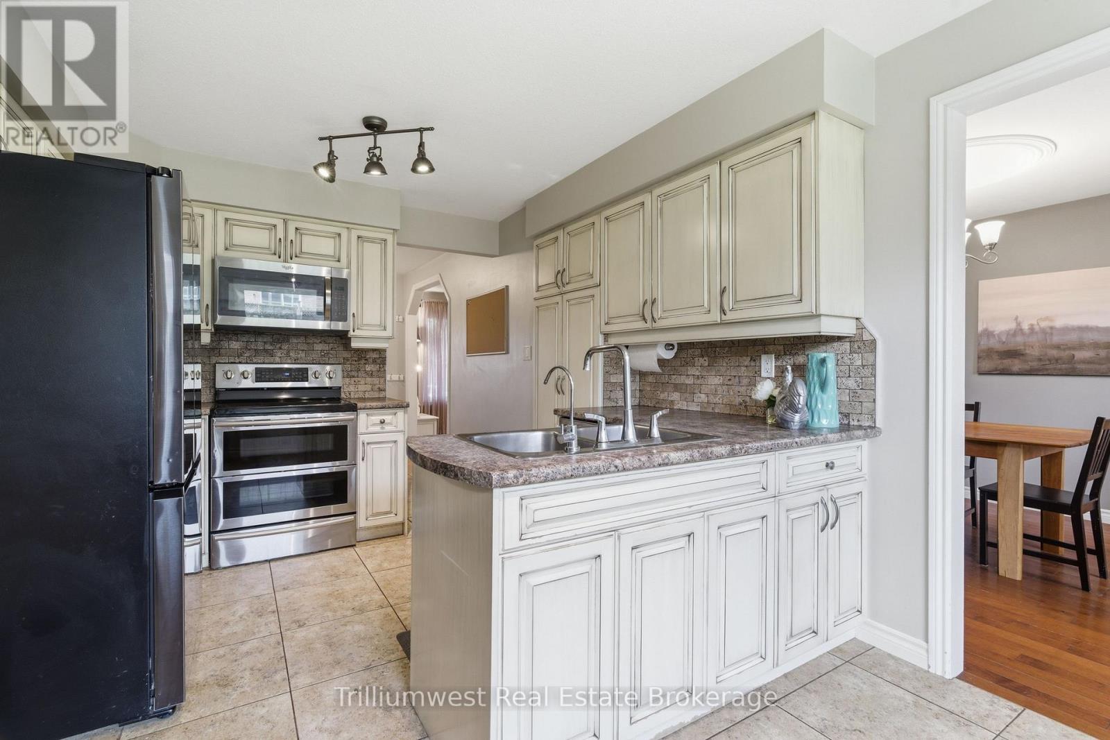 210 Old Country Place, Kitchener, Ontario  N2E 3A3 - Photo 12 - X13060248