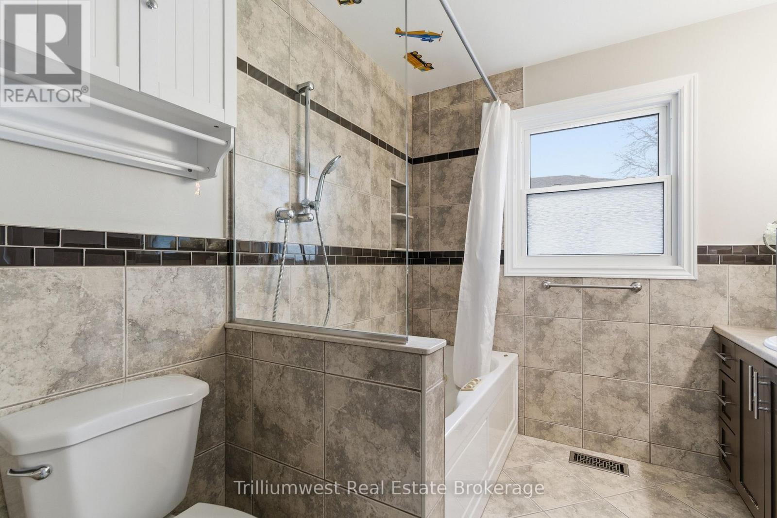 210 Old Country Place, Kitchener, Ontario  N2E 3A3 - Photo 25 - X13060248