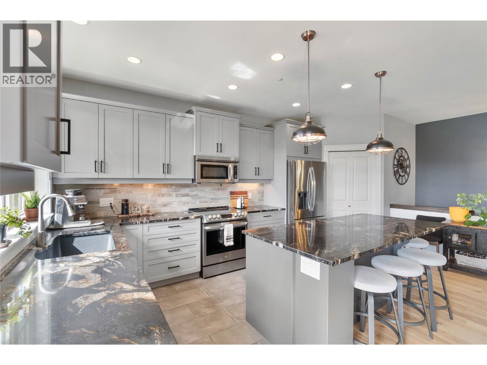 4120 Leatherback Road, Vernon, British Columbia  V1T 9W4 - Photo 8 - 10384933