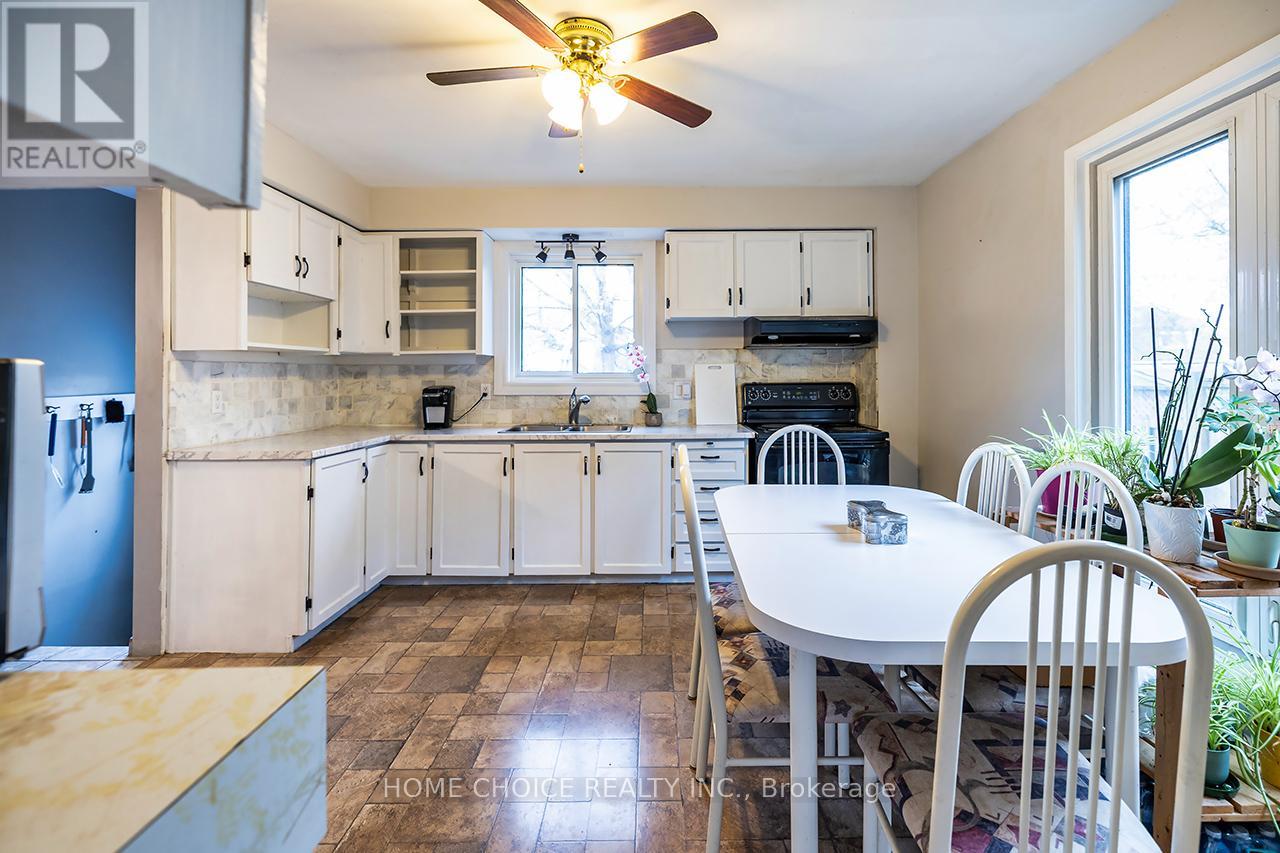 225 Barkley Crescent, Oshawa, Ontario  L1J 2E7 - Photo 4 - E13060264