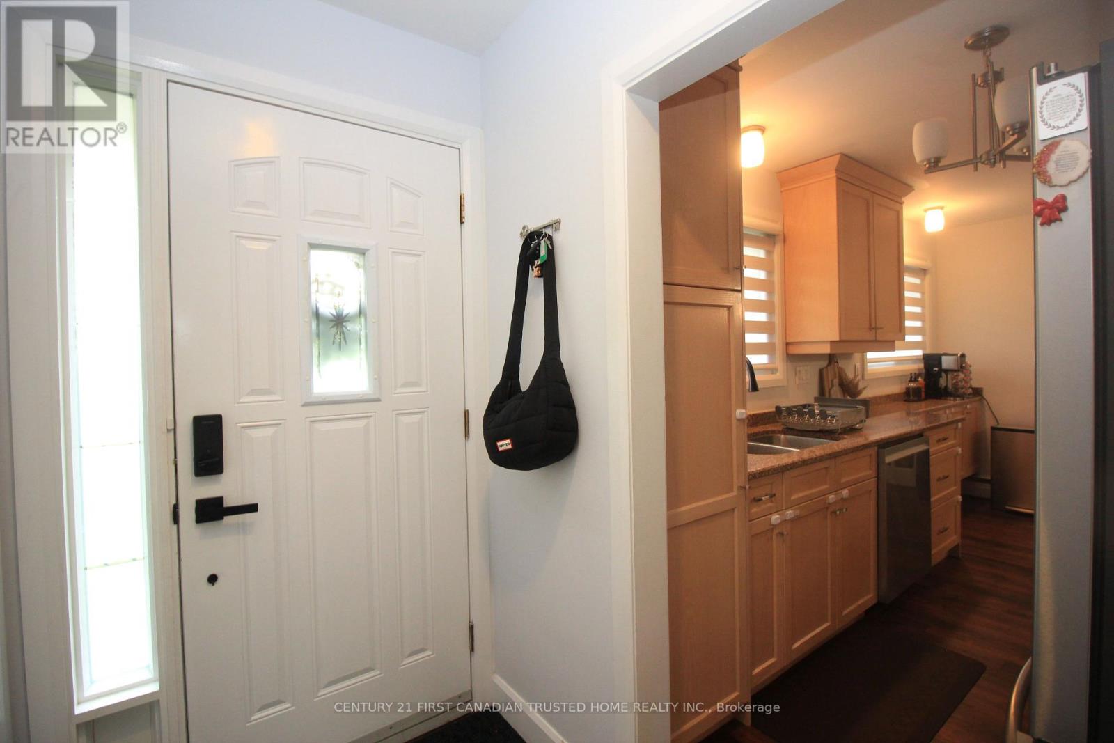 133 Deer Park Circle, London North, Ontario  N6H 3B9 - Photo 4 - X12848534