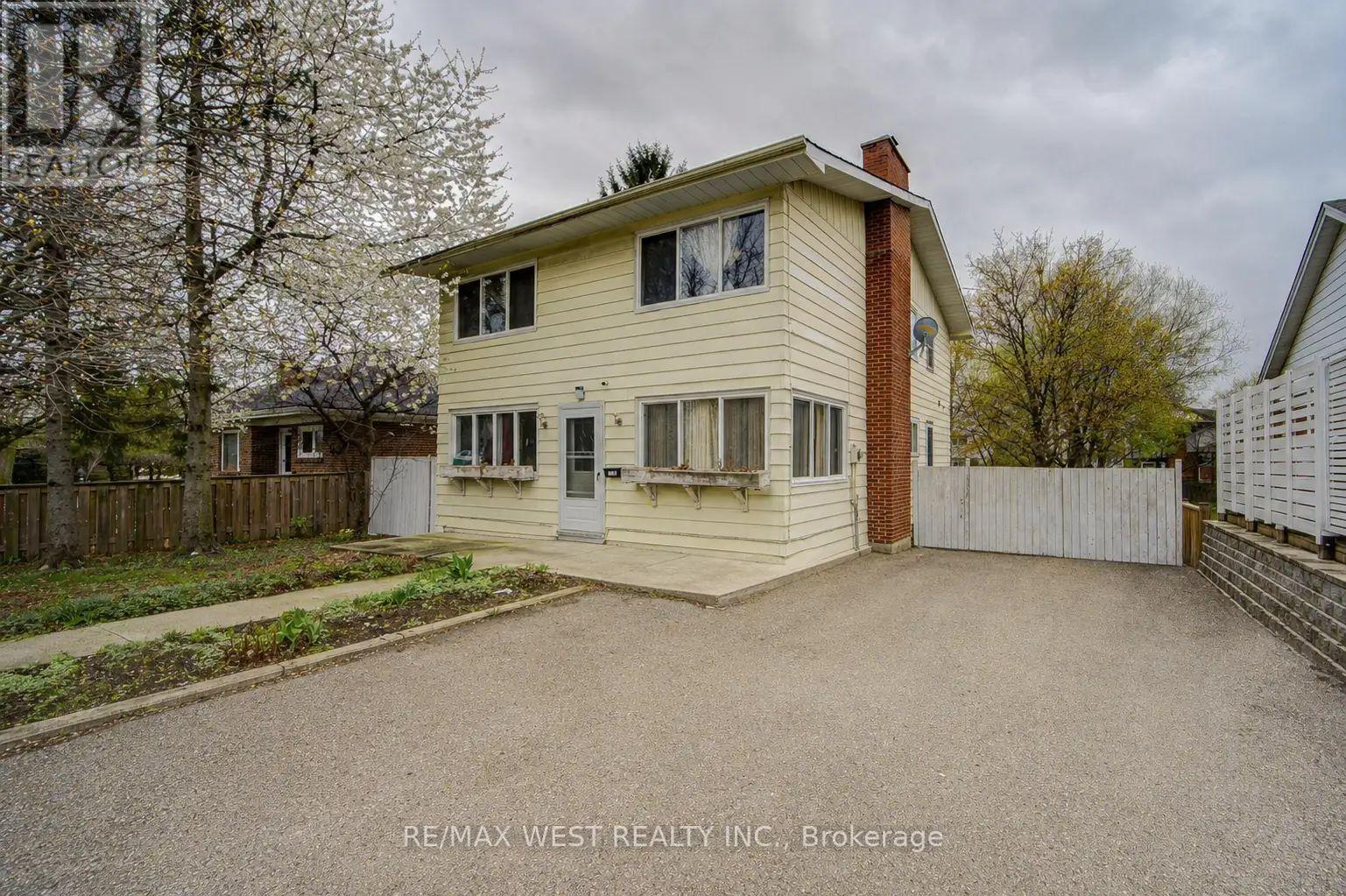 326 QUEEN STREET, Mississauga, Ontario