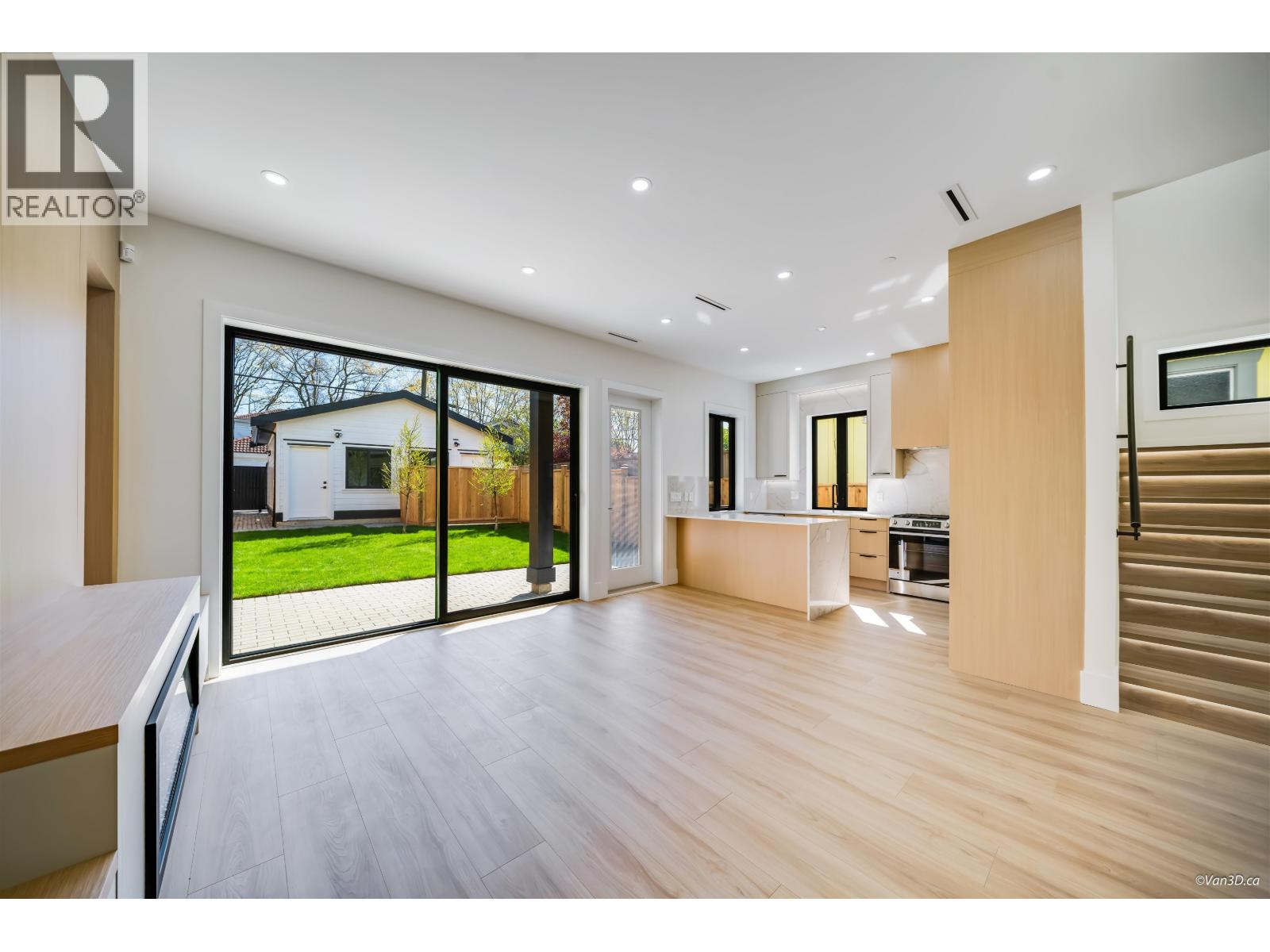 2 2636 Mcgill Street, Vancouver, British Columbia  V5K 1H3 - Photo 2 - R3117499