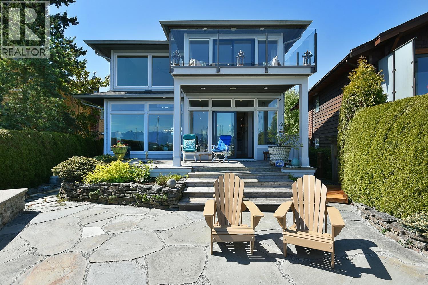 664 Bay Road, Gibsons, British Columbia  V0N 1V8 - Photo 2 - R3117547