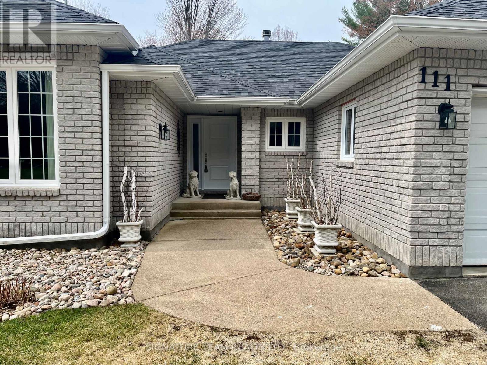 111 Thomas Street, Deep River, Ontario  K0J 1P0 - Photo 3 - X12976650