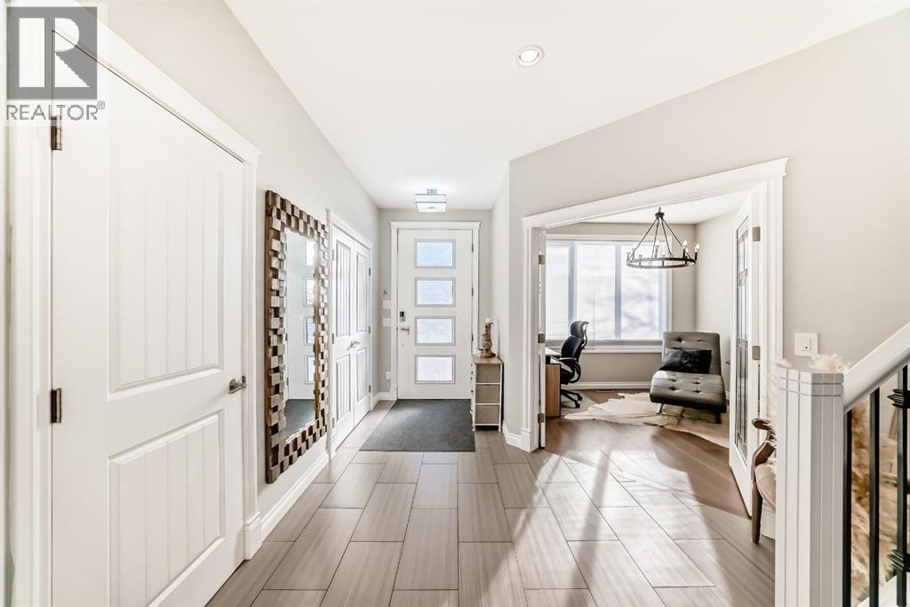 4627 83 Street NW, Calgary, Alberta  T3B 2R1 - Photo 5 - A2292481