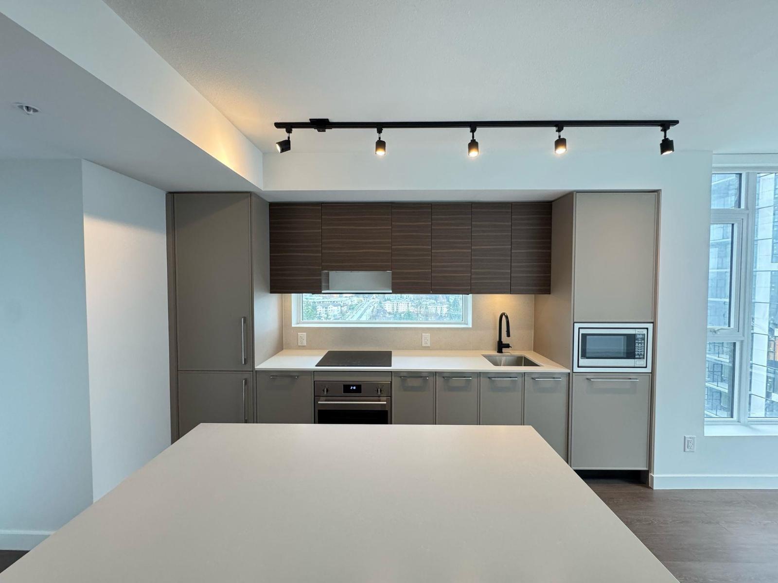 15XX 13725 GEORGE JCT, Surrey, British Columbia