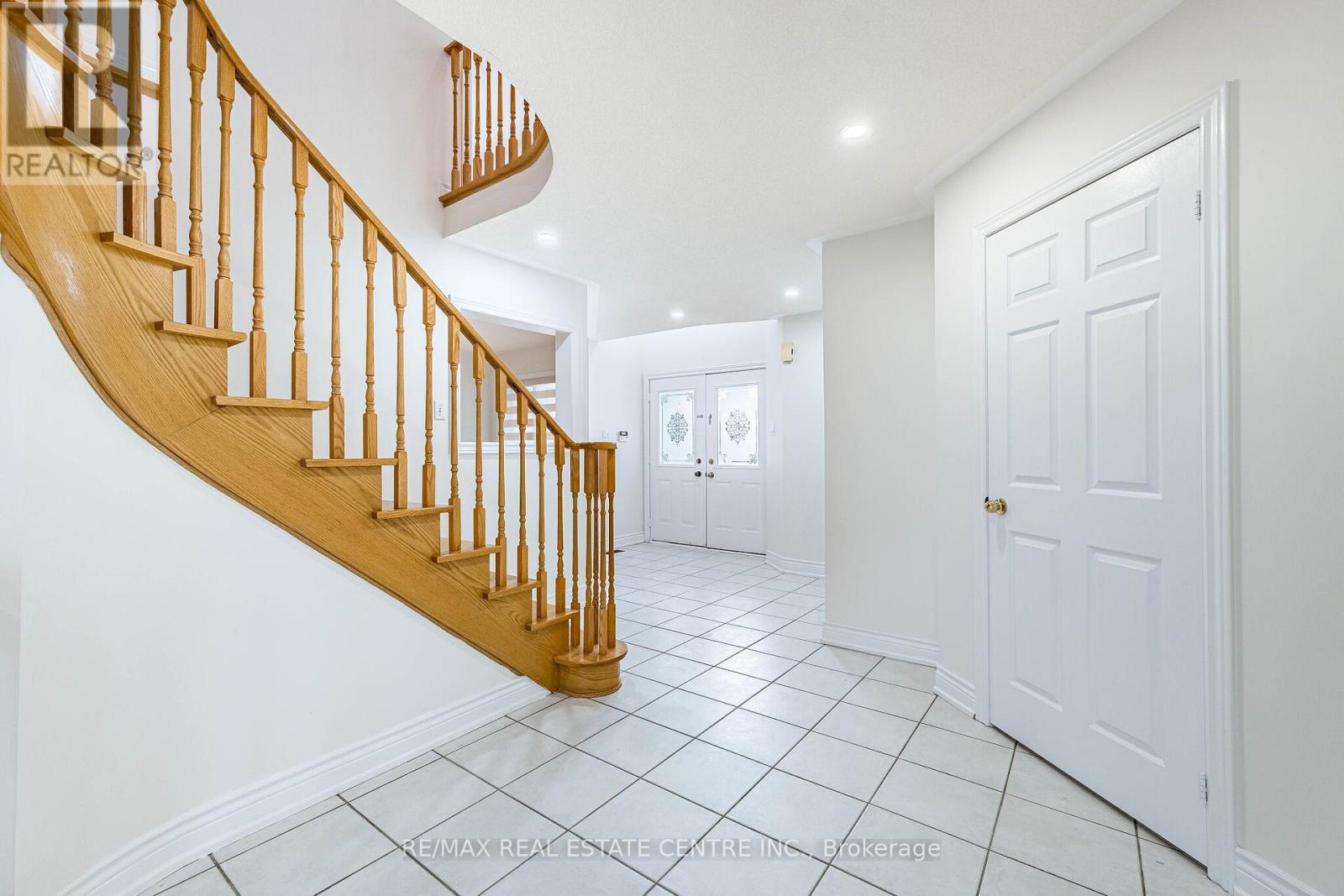 3469 Old Orchard Park Drive, Mississauga, Ontario  L5B 4E1 - Photo 4 - W13027804