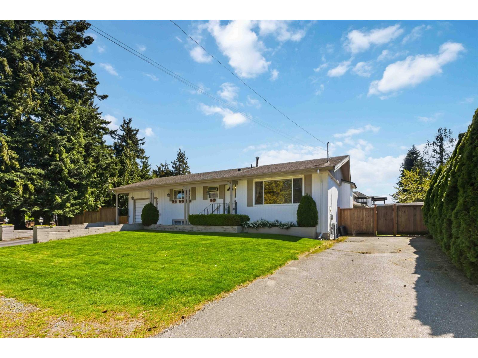 31806 Carlsrue Avenue, Abbotsford, British Columbia  V2T 2J5 - Photo 2 - R3115862