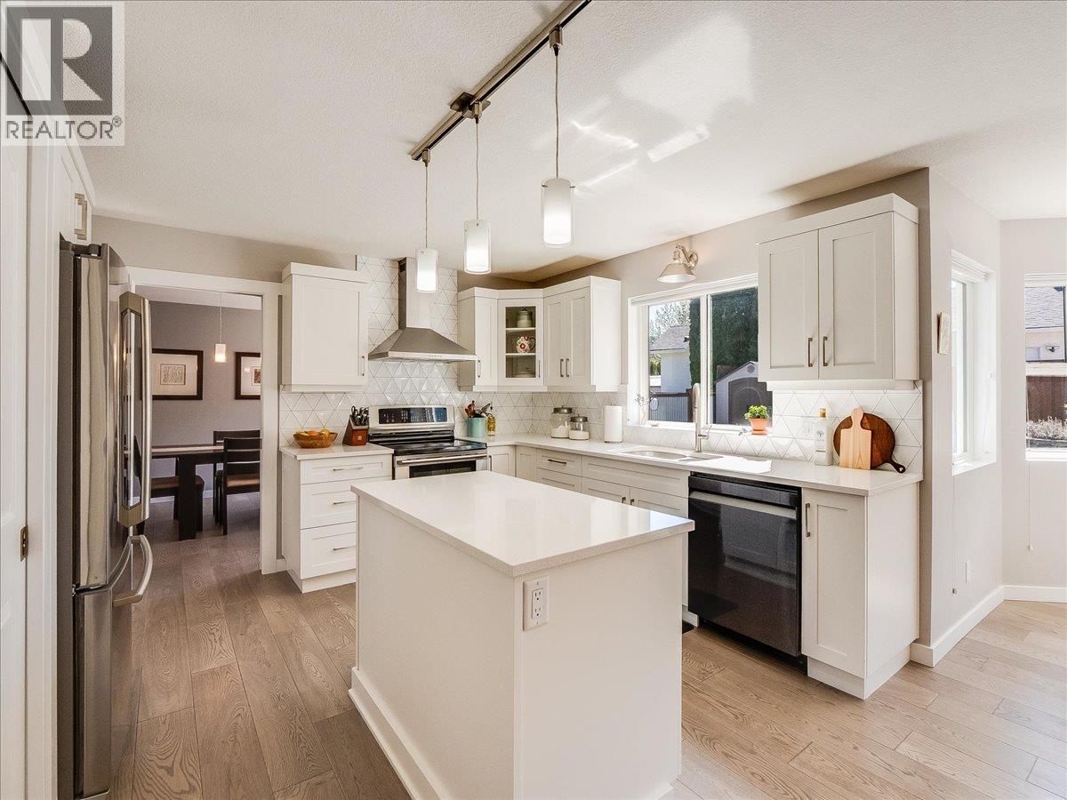 3312 Southridge Drive, Castlegar, British Columbia  V1N 4G1 - Photo 2 - 10385224