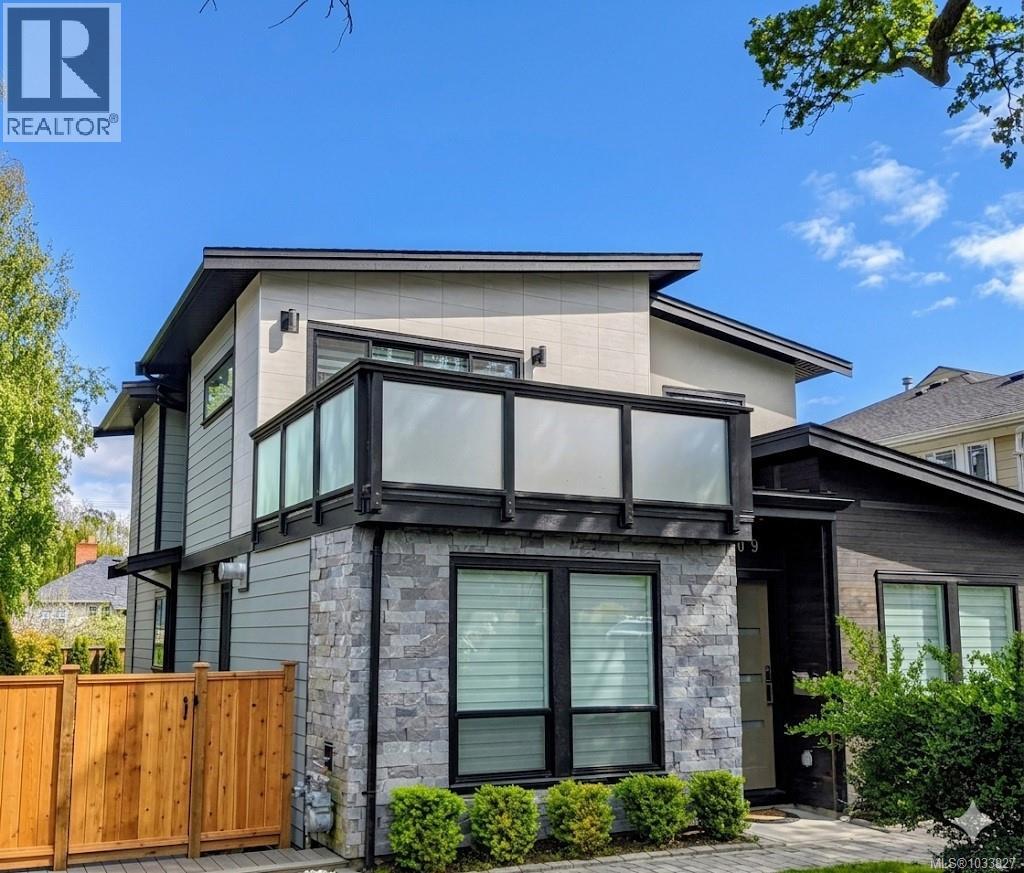 909 Bank St, Victoria, British Columbia  V8S 4B1 - Photo 2 - 1033927