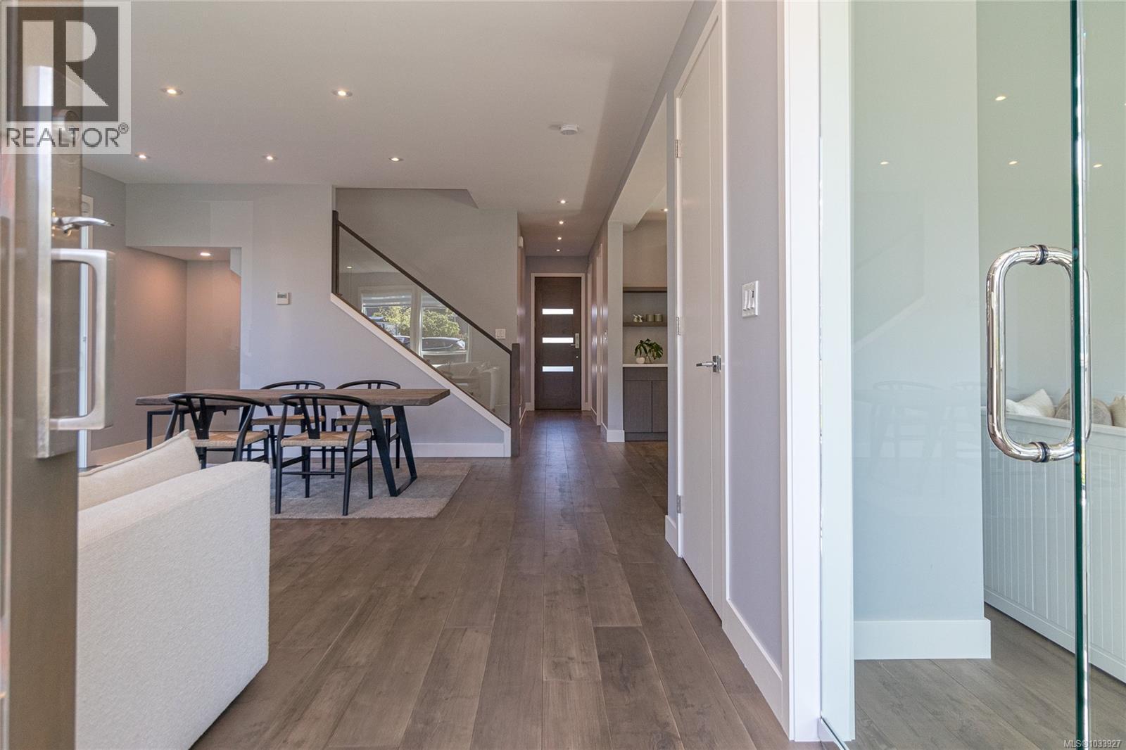 909 Bank St, Victoria, British Columbia  V8S 4B1 - Photo 3 - 1033927