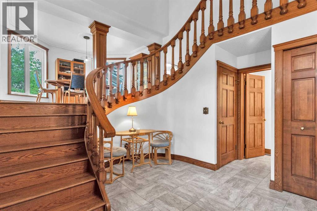 656 Coach Grove Road SW, Calgary, Alberta  T3H 1C6 - Photo 2 - A2304869