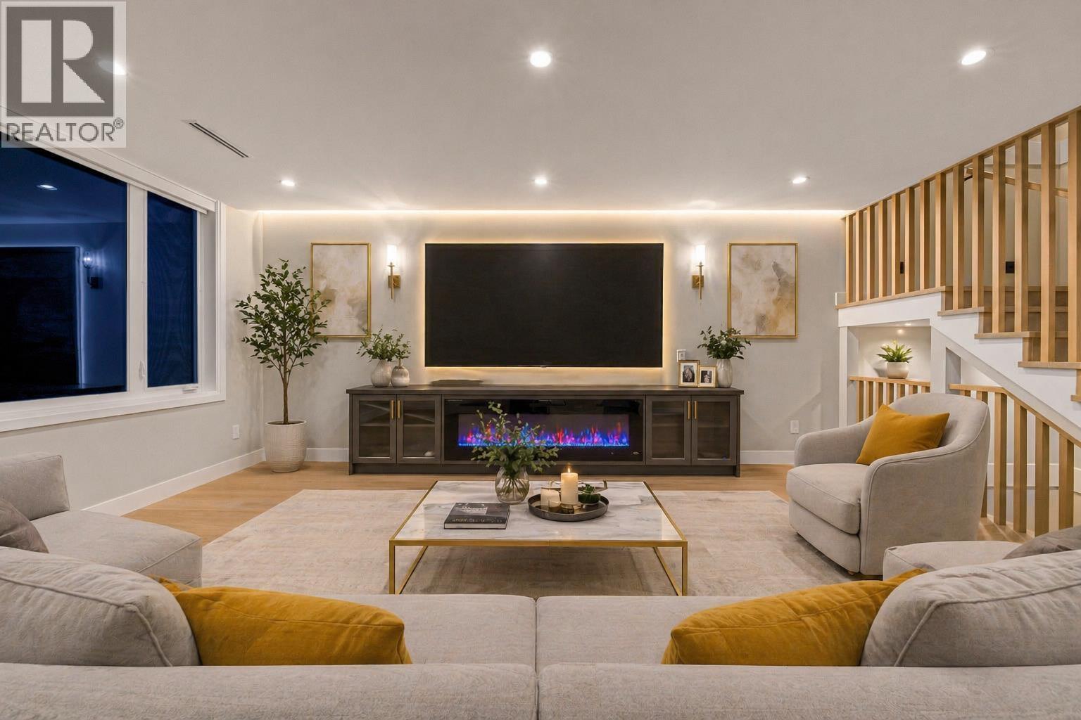 1 8408 17th Avenue, Burnaby, British Columbia  V3N 1N2 - Photo 2 - R3117297