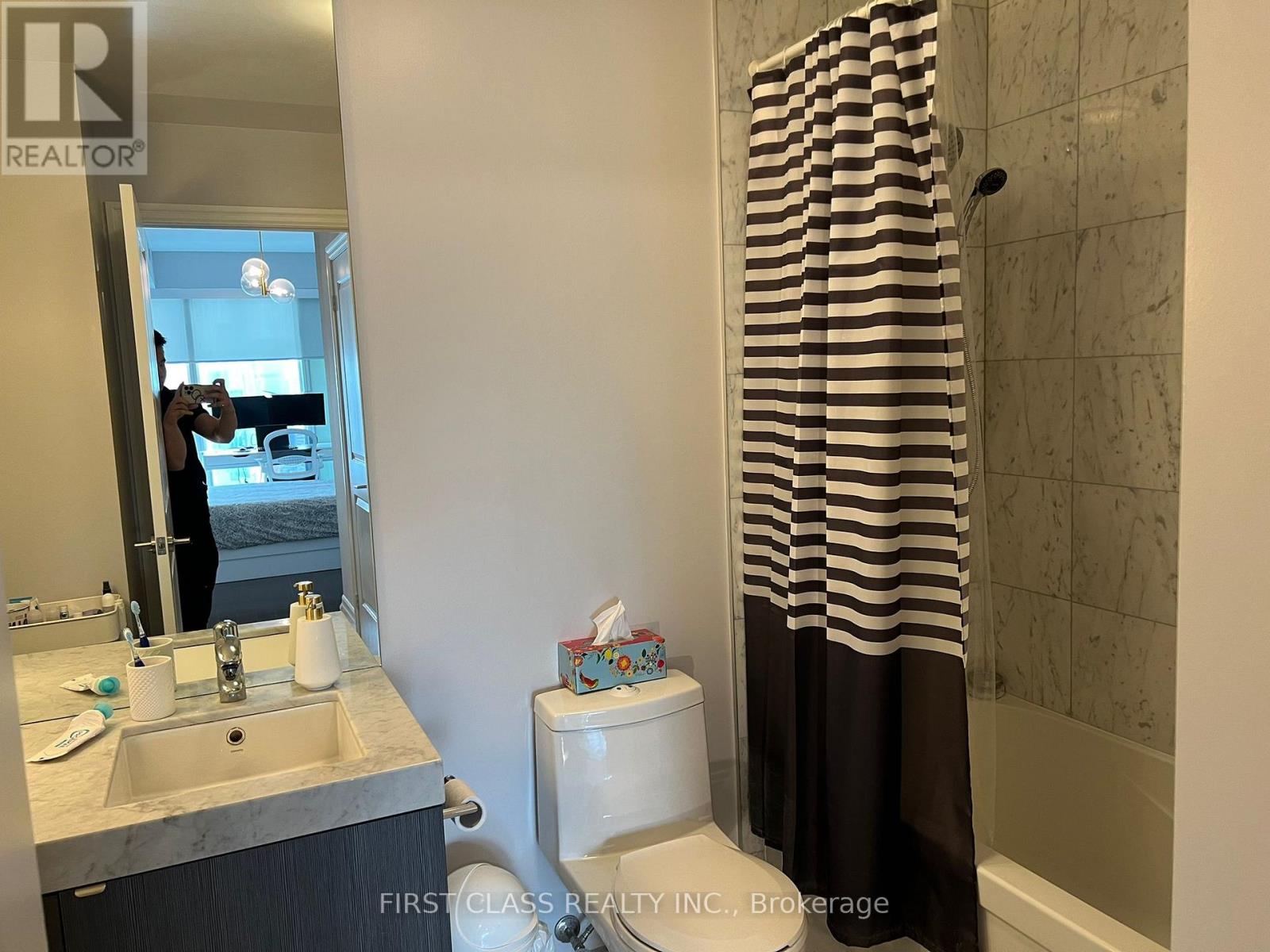 4007 - 8 The Esplanade, Toronto, Ontario  M5E 0A6 - Photo 18 - C13060528