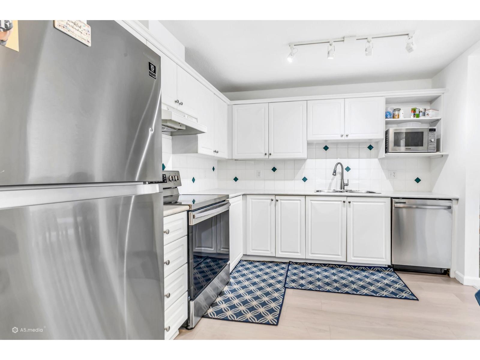 303 8139 121a Street, Surrey, British Columbia  V3W 0Z2 - Photo 5 - R3117555