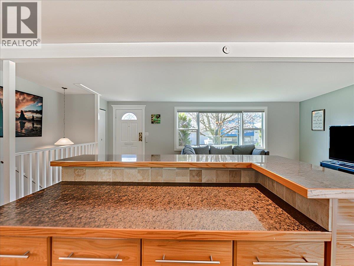 3833 Dogwood Drive, Trail, British Columbia  V1R 2V4 - Photo 10 - 10385437