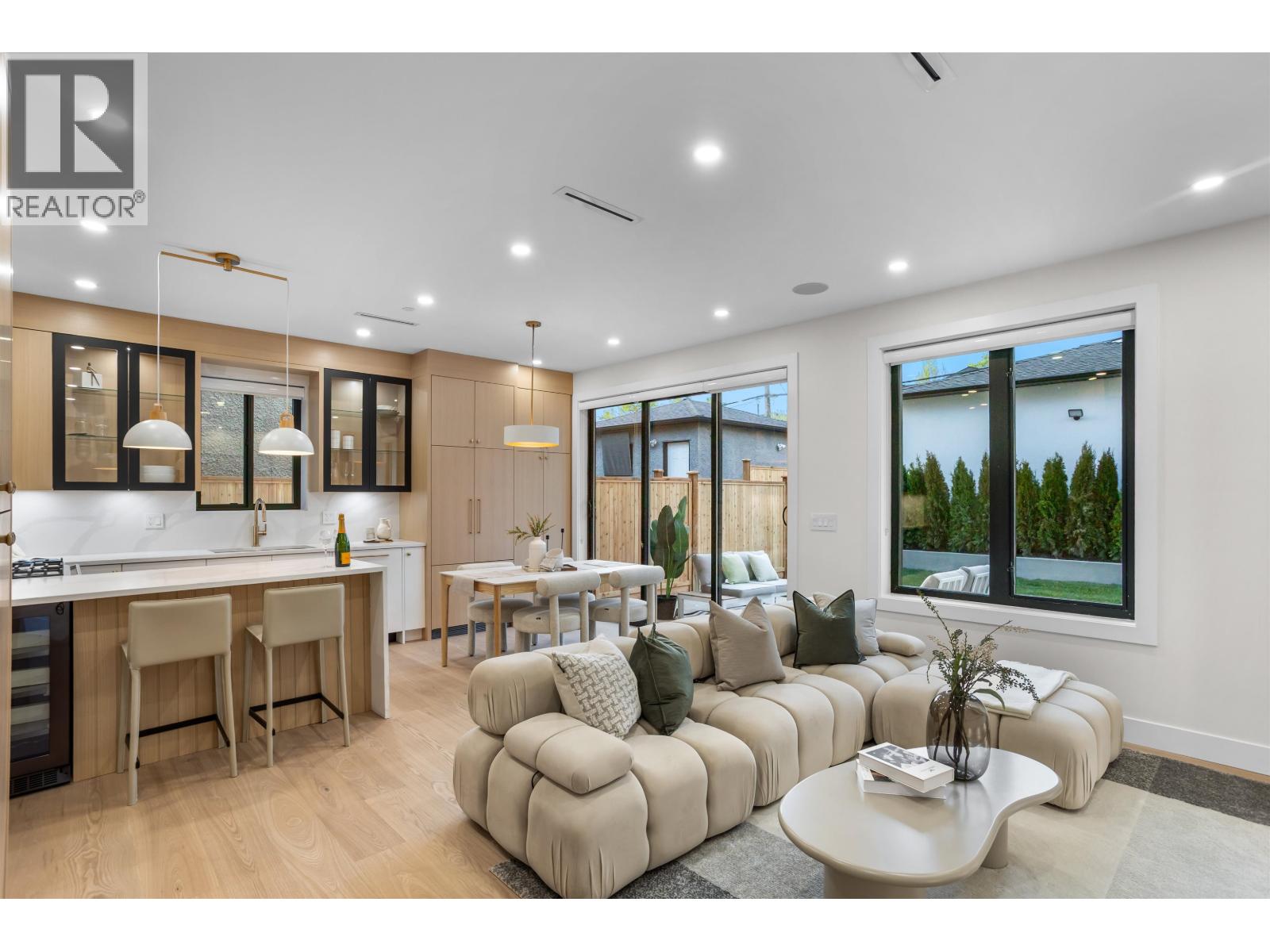 2 165 E 45th Avenue, Vancouver, British Columbia  V5W 1W8 - Photo 3 - R3117633