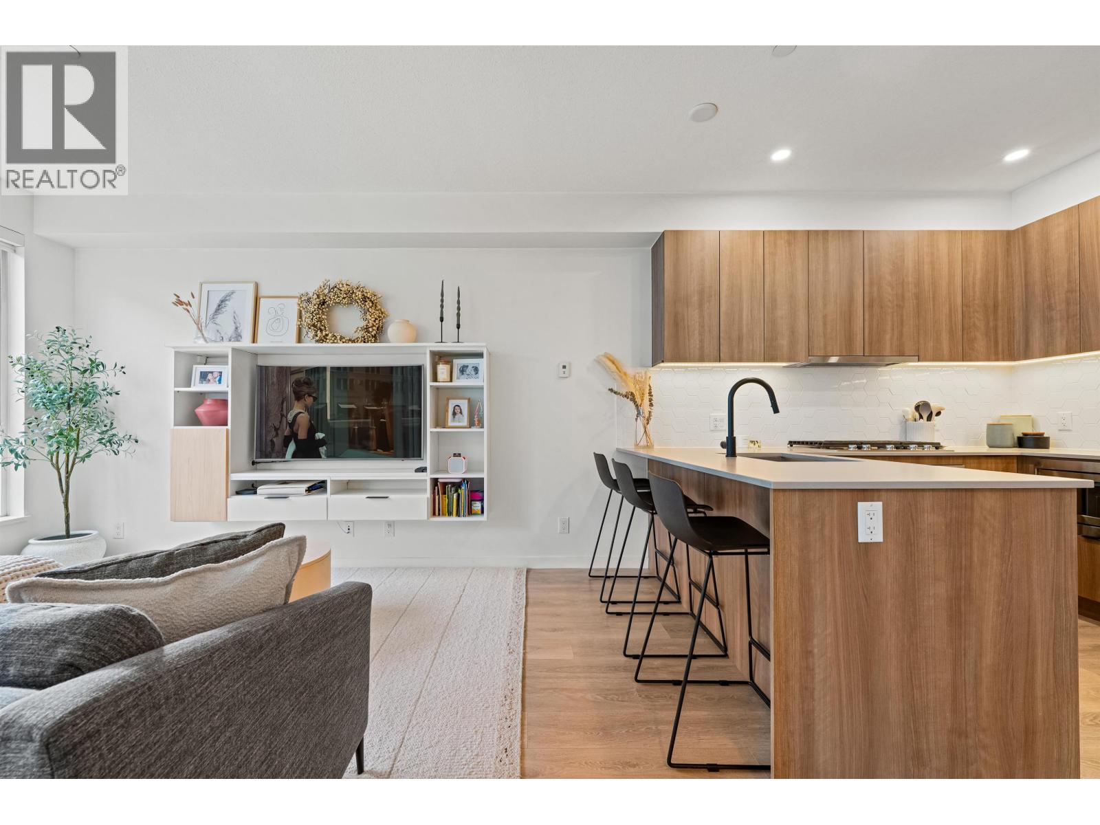 7 533 E 3rd Street, North Vancouver, British Columbia  V7L 1G4 - Photo 3 - R3117650