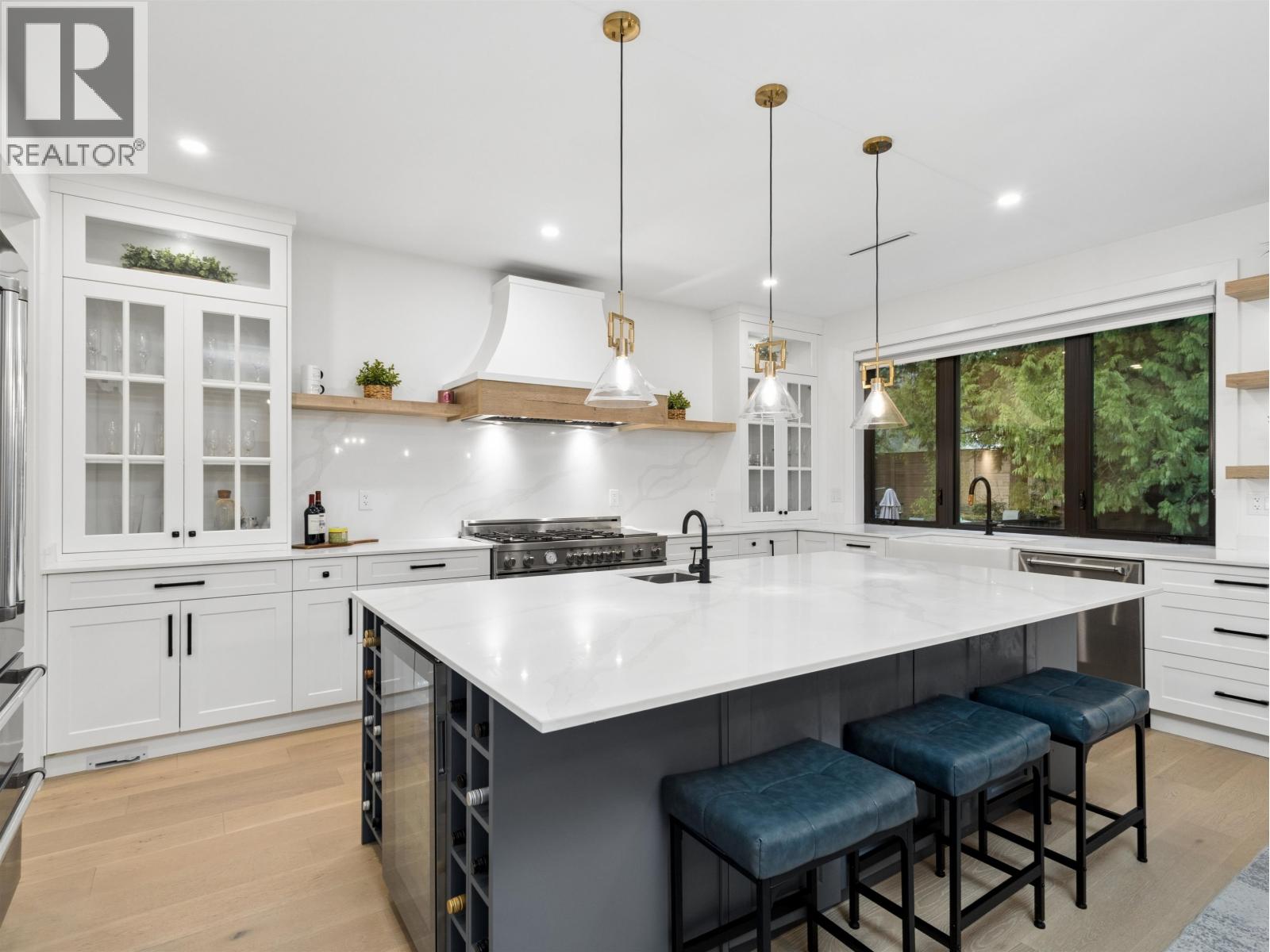 1260 Plateau Drive, North Vancouver, British Columbia  V7P 2J4 - Photo 2 - R3117644